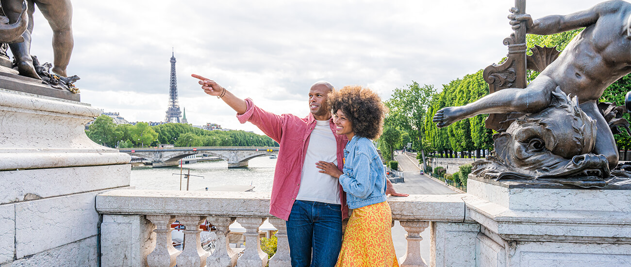 afroamerican-beautiful-couple-love-visiting-paris